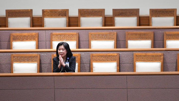 FILIANINGSIH TERPILIH JADI DEPUTI GUBERNUR BI Deputi Gubernur Bank Indonesia (BI) terpilih Filianingsih Hendrata (kedua kanan) memberikan salam kepada para anggota DPR yang mengikuti Sidang Paripurna DPR di kompleks Parlemen, Senayan, Jakarta, Selasa (14/2/2023). DPR menyetujui Filianingsih menjadi Deputi Gubernur BI setelah keputusan hasil uji kelayakan dan kepatutan oleh seluruh fraksi.