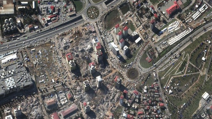 Foto Satelit Wilayah Turki yang Hancur Diguncang Gempa This satellite image provided by Maxar Technologies shows building damage, debris removal and temporary shelters in Kahramanmaras, Turkey, Monday, Feb. 13, 2023. There is significant damage to critical infrastructure across the region. (Satellite image Β©2023 Maxar Technologies via AP)
