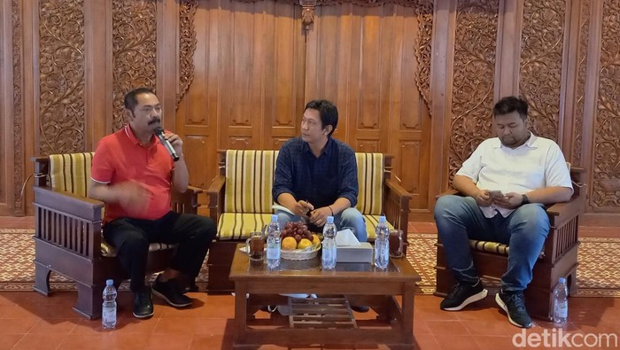 FX Hadi Rudyatmo dan Ketua Askot Solo, Arya Surendra, saat talkshow jelang KLB PSSI di Pucang Sawit, Kecamatan Jebres, Kota Solo, Selasa (14/2/2023).