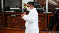 Kuat juga sempat mengacungkan jempolnya usai sidang vonis.