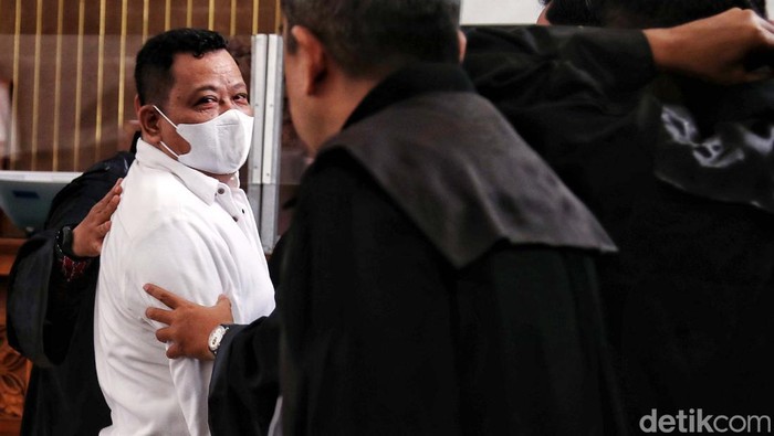 Kuat Maruf memberikan salam metal setelah divonis 15 tahun penjara dalam kasus pembunuhan Brigadir Yosua, Selasa (14/2/2023). Gaya salam metal itu diarahkan ke jaksa.