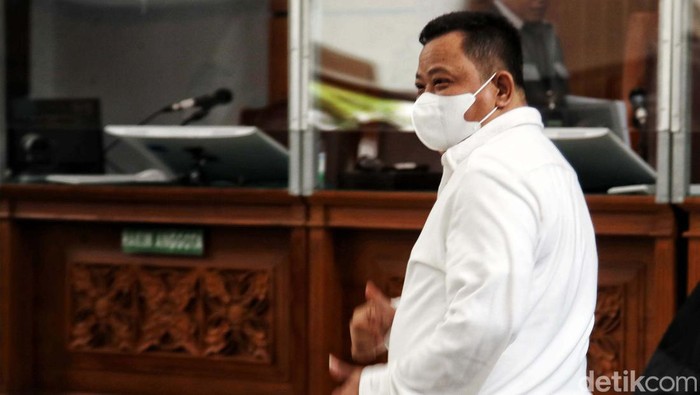 Kuat Maruf memberikan salam metal setelah divonis 15 tahun penjara dalam kasus pembunuhan Brigadir Yosua, Selasa (14/2/2023). Gaya salam metal itu diarahkan ke jaksa.