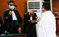 Kuat Maruf memberikan salam metal setelah divonis 15 tahun penjara dalam kasus pembunuhan Brigadir Yosua, Selasa (14/2/2023). Gaya salam metal itu diarahkan ke jaksa.