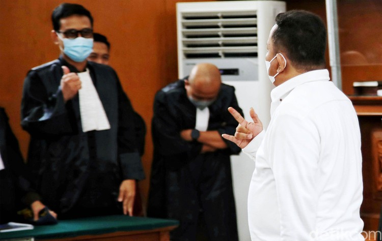 Kuat Maruf memberikan salam metal setelah divonis 15 tahun penjara dalam kasus pembunuhan Brigadir Yosua, Selasa (14/2/2023). Gaya salam metal itu diarahkan ke jaksa.