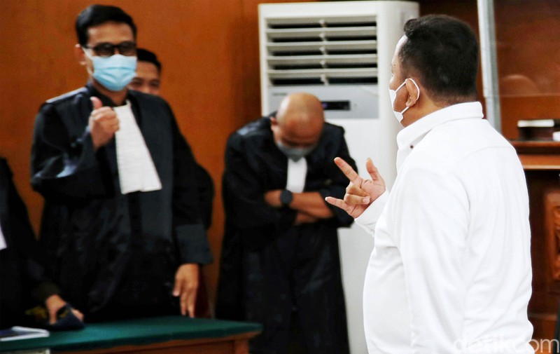 Kuat Ma'ruf memberikan salam metal setelah divonis 15 tahun penjara dalam kasus pembunuhan Brigadir Yosua, Selasa (14/2/2023). Gaya salam metal itu diarahkan ke jaksa.