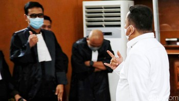 Kuat Maruf memberikan salam metal setelah divonis 15 tahun penjara dalam kasus pembunuhan Brigadir Yosua. Salamnya diarahkan ke jaksa. Foto: Pradita Utama/detikcom