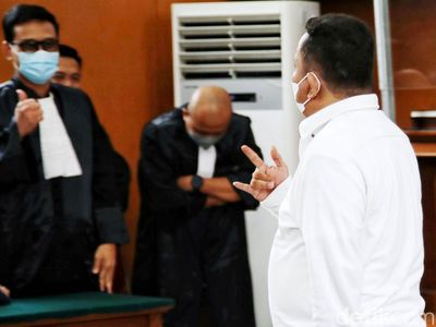 Aksi Salam Metal Kuat Maruf Usai Divonis 15 Tahun Penjara