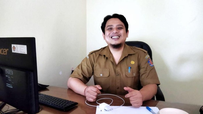 Gede Angga Prasaja Kabid Adat dan Tradisi, Dinas Kebudayaan Buleleng, ditemui d ruang kerjanya, Selasa (14/2/2023). (Made Wijaya Kusuma)