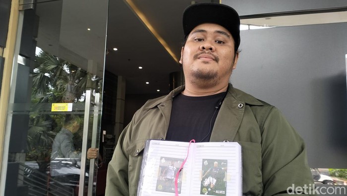 Gibran, seorang bobotoh berjuang demi mendapat tanda tangan para pemain Persib Bandung.