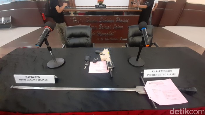 Giorgio Ramadhani (24), sopir mobil Fortuner, menggunakan pedang untuk merusak mobil Brio. Polisi menunjukkan pedang penghancur Brio kuning tersebut. (Ilham O/detikcom) Giorgio Ramadhani (24), sopir mobil Fortuner, menggunakan pedang untuk merusak mobil Brio. Polisi menunjukkan pedang penghancur Brio kuning tersebut. (Ilham O/detikcom)