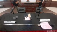 Polisi menunjukkan pedang yang dipakai Giorgio untuk merusakan mobil Brio kuning. Pedang tersebut menjadi salah satu barang bukti yang ditunjukkan dalam konferensi pers di Polres Jaksel pada Senin (13/1) malam (Ilham O/detikcom)