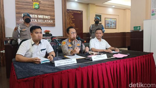 Giorgio Ramadhani (24), sopir mobil Fortuner, menggunakan pedang untuk merusak mobil Brio. Polisi menunjukkan pedang penghancur Brio kuning tersebut. (Ilham O/detikcom)