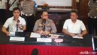 Kombes Ade Ary Syam Indradi mengatakan barang bukti yang ditampilkan dalam jumpa pers dengan barang bukti yang dipakai Giorgio untuk merusak Brio benda yang sama, yaitu pedang anggar. (Ilham O/detikcom)