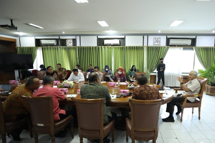 Gubernur Jawa Tengah Ganjar Pranowo berencana mengedarkan benih beras Rojolele Srinuk dalam rangka meningkatkan produksi padi daerah.