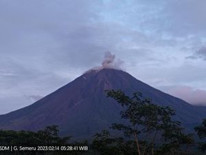 Detik-detik Semeru Erupsi Pagi Ini, Letusan Setinggi 800 Meter