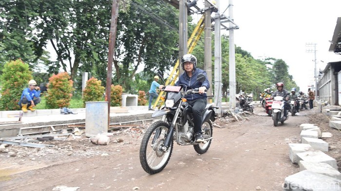 Gus Muhdlor meninjau pengerjaan frantage road Delta Sari