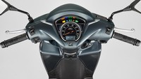 Honda menanamkan sejumlah fitur unggulan di kelasnya pada kendaraan baru tersebut, mulai dari panel instrumen analog dengan tambahan layar LCD, kunci dengan shutter lock, soket pengisian daya ponsel, dan idling stop system. Foto: Honda Japan