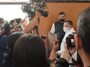 Ibu Yosua Cegat Kuat Usai Vonis demi Tunjukkan Foto Anaknya