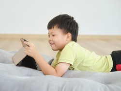 Tips Aman Memberi Gadget ke Anak Menurut Praktisi Montessori