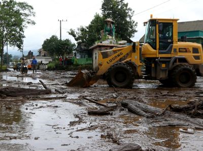 Imbas Banjir, Jalan di Ijen Bondowoso Tertutup Lumpur