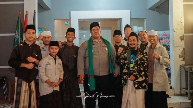 Ipda Budiman bersama para santri dan santriwati di Pondok Pesantren Madinah Darul Barokah, Purwakarta, Jawa Barat.