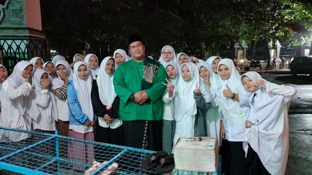 Ipda Budiman bersama para santri dan santriwati di Pondok Pesantren Madinah Darul Barokah, Purwakarta, Jawa Barat.