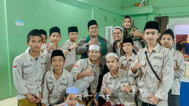 Ipda Budiman bersama para santri dan santriwati di Pondok Pesantren Madinah Darul Barokah, Purwakarta, Jawa Barat.