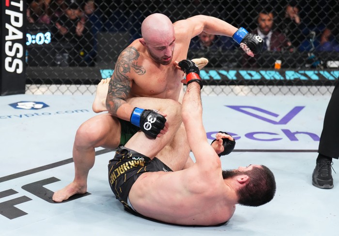 PERTH, AUSTRALIA - FEBRUARY 12: (L-R) Alexander Volkanovski of Australia punches Islam Makhachev of Russia in the UFC lightweight championship fight during the UFC 284 event at RAC Arena on February 12, 2023 in Perth, Australia. (Photo by Chris Unger/Zuffa LLC via Getty Images)