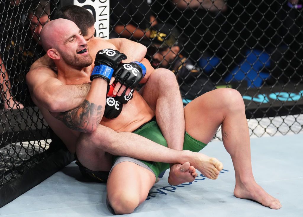 PERTH, AUSTRALIA - FEBRUARY 12: (R-L) Alexander Volkanovski of Australia battles Islam Makhachev of Russia in the UFC lightweight championship fight during the UFC 284 event at RAC Arena on February 12, 2023 in Perth, Australia. (Photo by Chris Unger/Zuffa LLC via Getty Images)