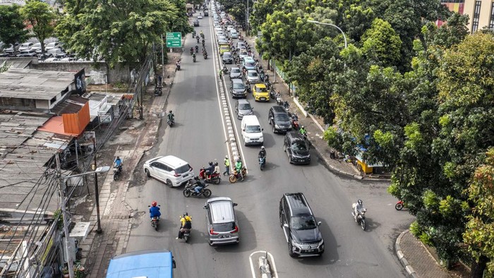 Foto udara kendaraan terjebak macet karena jalur putaran balik (u-turn) di Jalan Raya Pasar Minggu, Jakarta, Selasa (14/2/2023). Dinas Perhubungan (Dishub) DKI Jakarta berencana menutup 27 putaran balik di lima wilayah Jakarta untuk mengurangi kemacetan lalu lintas di Ibu Kota. ANTARA FOTO/Galih Pradipta/aww.