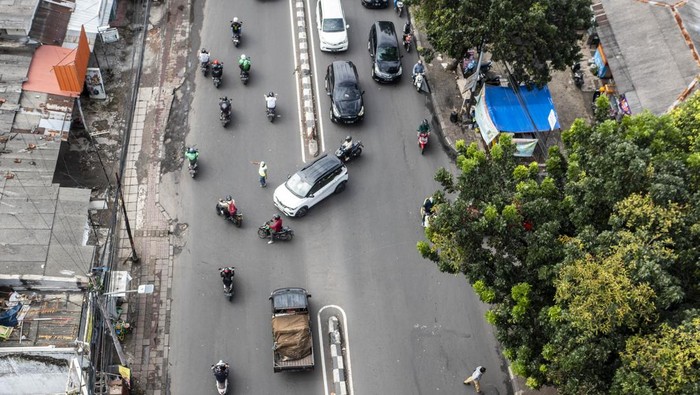 Jadi Biang Macet, U-Turn di Jalan Raya Pasar Minggu Ini Bakal Ditutup Foto udara kendaraan terjebak macet karena jalur putaran balik (u-turn) di Jalan Raya Pasar Minggu, Jakarta, Selasa (14/2/2023). Dinas Perhubungan (Dishub) DKI Jakarta berencana menutup 27 putaran balik di lima wilayah Jakarta untuk mengurangi kemacetan lalu lintas di Ibu Kota. ANTARA FOTO/Galih Pradipta/aww.