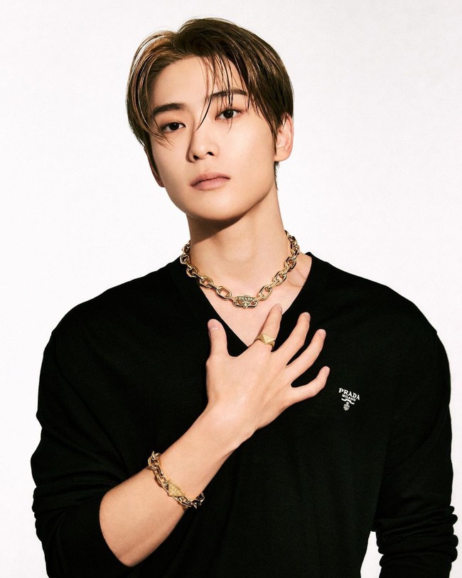 Visual flower boy Jaehyun NCT menjadi daya tarik sendiri. Ia pun eksis sebagai global ambassador untuk Prada. Foto: Instagram @_jeongjaehyun