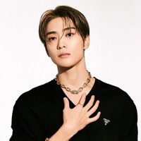 Visual flower boy Jaehyun NCT menjadi daya tarik sendiri. Ia pun eksis sebagai global ambassador untuk Prada. Foto: Instagram @_jeongjaehyun