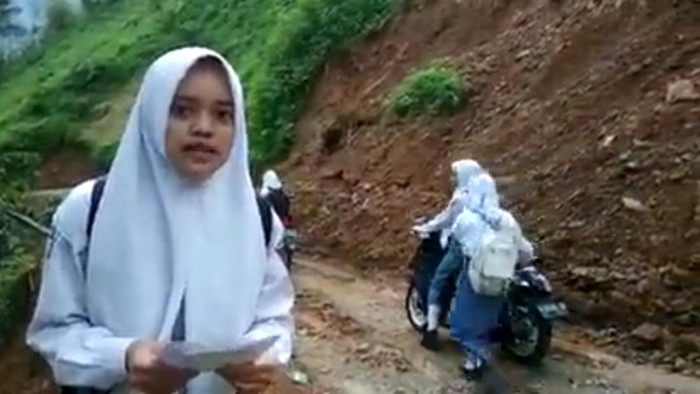 Aksi protes seorang diri seorang siswi asal Kecamatan Lebakbarang, Kabupaten Pekalongan, pada Jalan rusak yang kerap membuat dirinya dan teman-temannya terjatuh saat hujan, karena licin dan longsoran.