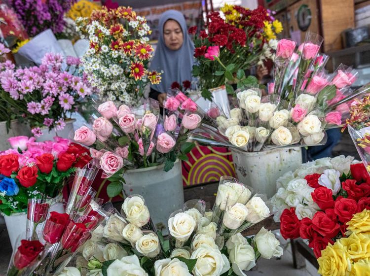 Hari Valentine, Bunga dan Kado Laris Manis di Banyak Daerah