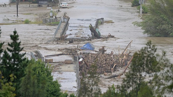 NAPIER, NEW ZEALAND - FEBRUARY 14: The Waiohiki Bridge is washed away on February 14, 2023 in Napier, New Zealand. New Zealand has declared a national state of emergency with flooding and landslides devastating several communities. (Photo by Kerry Marshall/Getty Images)