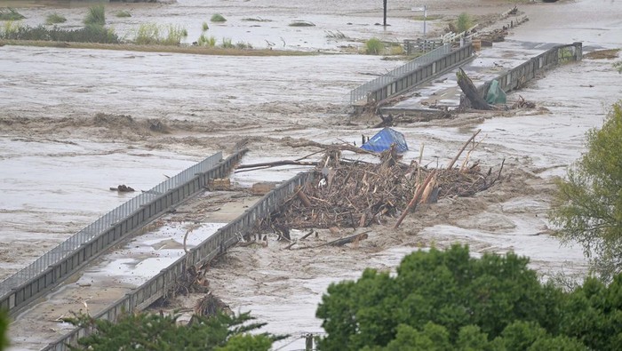 NAPIER, NEW ZEALAND - FEBRUARY 14: The Waiohiki Bridge is washed away on February 14, 2023 in Napier, New Zealand. New Zealand has declared a national state of emergency with flooding and landslides devastating several communities. (Photo by Kerry Marshall/Getty Images)