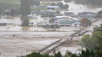 Jembatan Waiohiki dihantam banjir akibat Topan Gabrielle. Bencana alam ini menyebabkan banjir, tanah longsor, dan pemadaman listrik.  