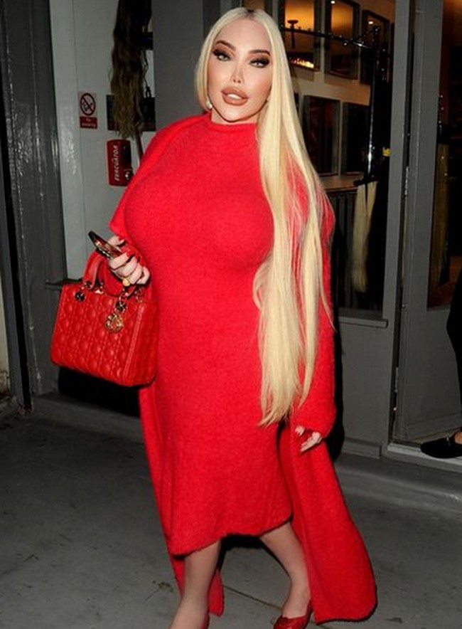 Jessica Alves sampai mencari dokter-dokter terbaik dari Inggris dan Denmark terkait operasi transplantasi rahim. Baginya, bisa mengandung anaknya sendiri adalah hal yang paling diinginkannya saat ini. Foto: dok. Instagram/@jessicaalvesuk