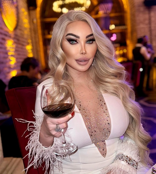 Tidak cukup dengan operasi kelamin dan payudara saja, Jessica Alves pernah mengungkapkan keinginannya untuk transplantasi rahim. Foto: dok. Instagram/@jessicaalvesuk