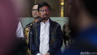 Dalam pelaksanaan perencanaan dan pelelangan terbukti bahwa para tersangka telah merekayasa dan mengkondisikan sehingga di dalam proses pengadaannya tidak terdapat kondisi persaingan yang sehat sehingga pada akhirnya diduga terdapat kemahalan harga yang harus dibayar oleh negara.