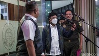 Pantauan detikcom di kantor Kejagung, Jakarta Selatan, Plate hadir sejak pukul 08.50 WIB, Selasa (14/2/2023). Plate terlihat keluar dari kantor Kejagung sekitar pukul 18.00 WIB.