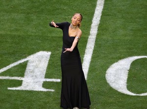 Penerjemah Bahasa Isyarat Lagu Rihanna di Super Bowl Viral, Cetak Sejarah