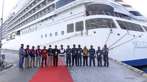 Kapal pesiar bersandar di Pelabuhan Celukan Bawang, Buleleng, Bali, membawa 510 wisman. Turis asing ini diajak untuk city tour.