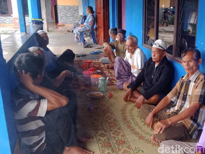 Keluarga dan tetangga berkumpul di rumah Bambang (48), Selasa (14/2/2023). Bambang warga Desa Ringin Putih, Karangdowo, Klaten, yang hilang meninggalkan motornya di tepi Sungai Dengkeng.