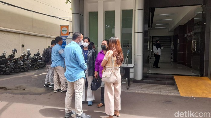 Keluarga pengemudi taksi online akan menyurati Presiden Jokowi, Menko Polhukam Mahfud Md, hingga Kapolri Jenderal Sigit terkait kasus pembunuhan oleh Bripda HS. (Ilham Oktafian/detikcom)