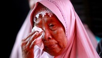 Seorang anggota keluarga penumpang kapal cepat Express Pricillia menanti evakuasi di posko Basarnas di Pelabuhan di Kota Gorontalo.
