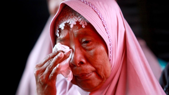 Seorang anggota keluarga penumpang kapal cepat Express Pricillia menanti di posko Basarnas di Pelabuhan di Kota Gorontalo, Gorontalo, Selasa (14/2/2023). Kapal cepat Express Pricillia dari Gorontalo tujuan Pagimana Sulawesi Tengah yang membawa 85 penumpang mengalami mati mesin dan kini sedang dilakukan evakuasi dengan cara ditarik oleh KM Sabuk Nusantara menuju Pelabuhan Gorontalo.