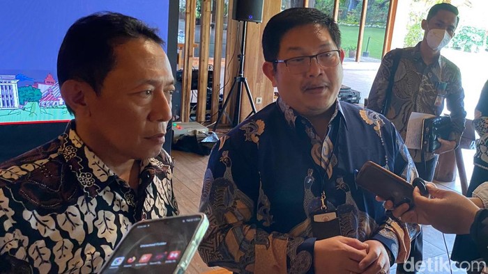 Kepala Kantor II OJK Jabar Indarto (kiri) dan Kepala Regional Bank Indonesia Jabar Erwin Gunawan Hutapea (kanan).