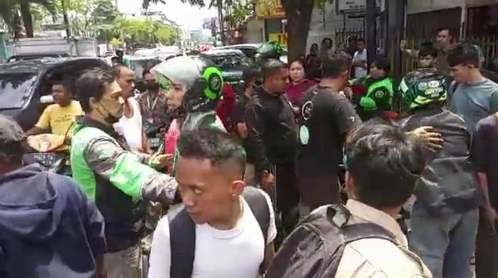 Kericuhan aksi penganiayaan driver ojol oleh jukir di Medan. (Source: tangkapan layar video)